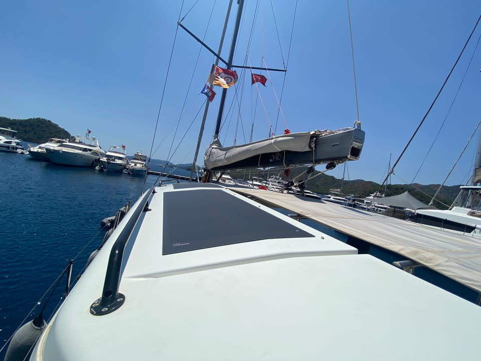 2018 Hanse 548 – foredeck with flush hatch, grab rail and boom with furled mainsail cover