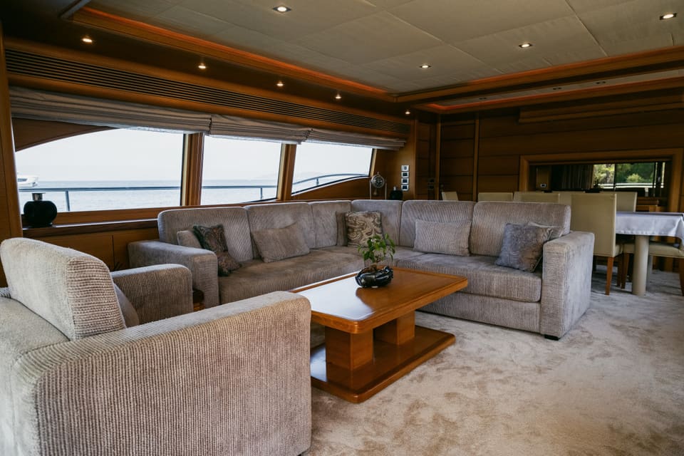 2007 Custom Line 97 – L koltuk, berjer, ahşap sehpa ve panoramik pencerelerle ana salon