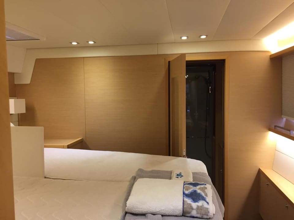 2015 Lagoon 560 S2 – geniş çift kişilik yataklı, açık meşe kaplamalı, LED aydınlatmalı ve banyolu kabin
