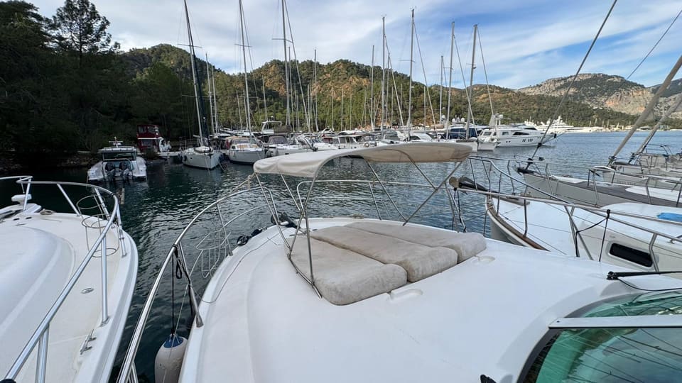 2002 Prestige 46 – foredeck with sun pad, folding canopy frame and stainless rails
