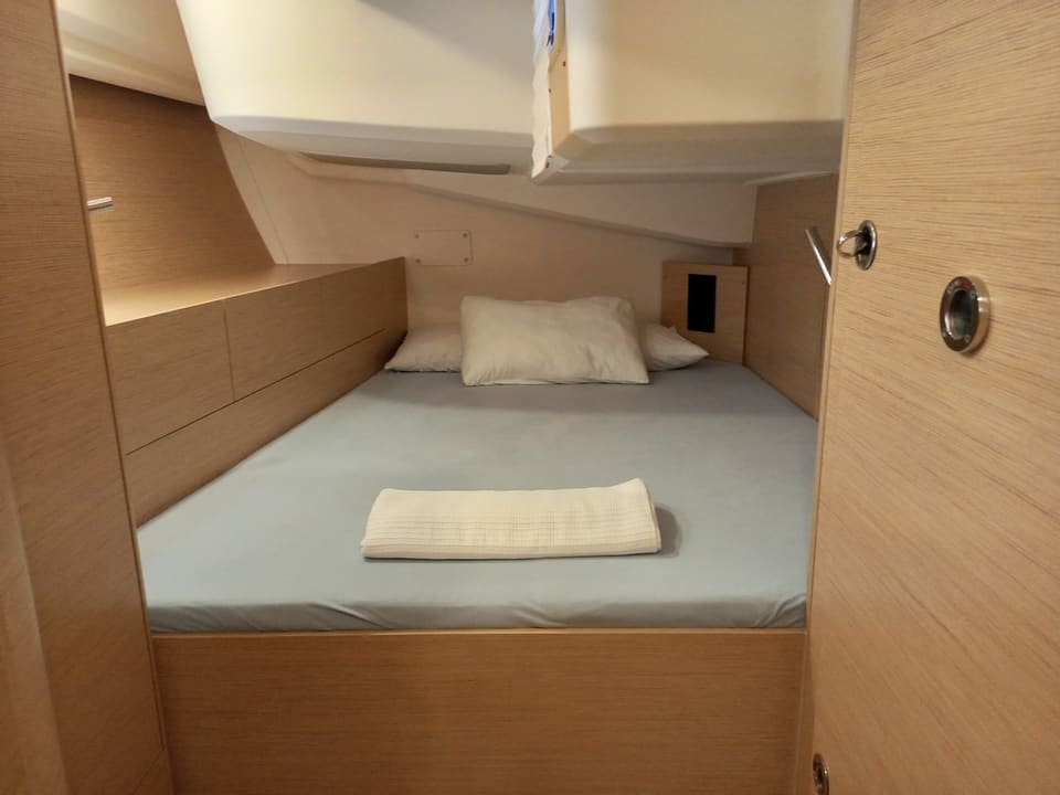 2022 Hanse 508 – çift kişilik yataklı, yastıklı, açık meşe ahşap kaplamalı ve tavan kaportalı misafir kabini