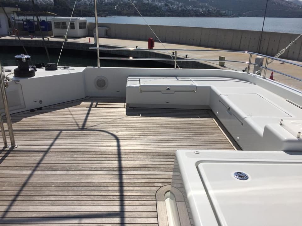 2015 Lagoon 560 S2 – tik kaplı flybridge, L oturma grubu, vinç ve paslanmaz çelik korkuluklar