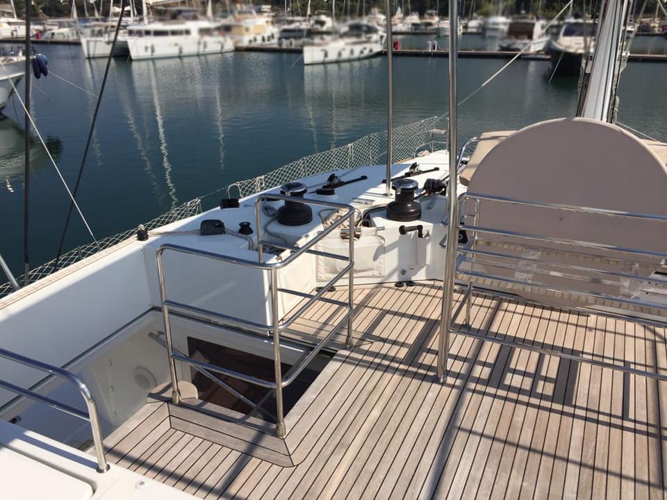 2015 Lagoon 560 S2 – tik kaplamalı flybridge, vinçler, paslanmaz korkuluklar ve iniş merdiveni ağzı