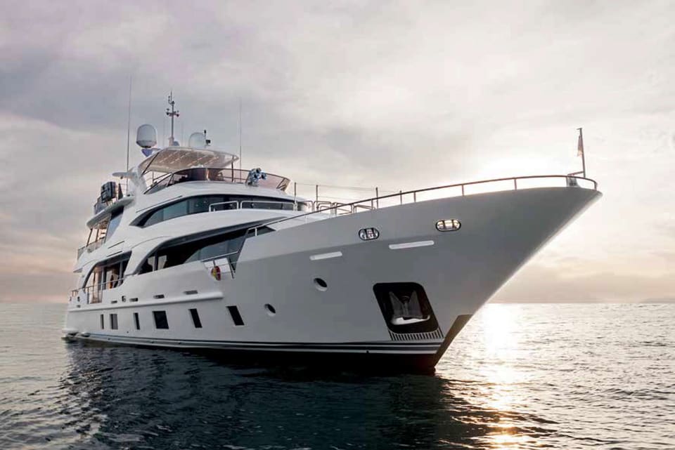2016 Benetti Tradition Supreme 108 – denizde beyaz süper yatın baş profili, flybridge, radar direği ve gün batımı gökyüzü