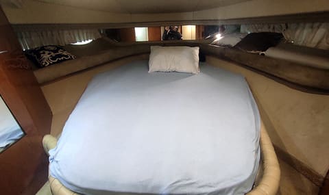 2001 Sea Ray 410 Sundancer – forward master cabin with island , mirrored headboard and side lockers