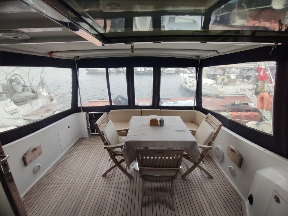 2014 Özel Yapım (Custom Build) 14.50 – tik zeminli kapalı kıç güverte, yemek masası, katlanır sandalyeler ve oturma grubu